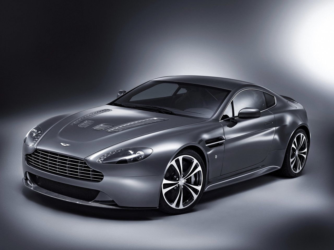 Подбор шин и дисков для автомобиля Aston Martin V12 Vantage